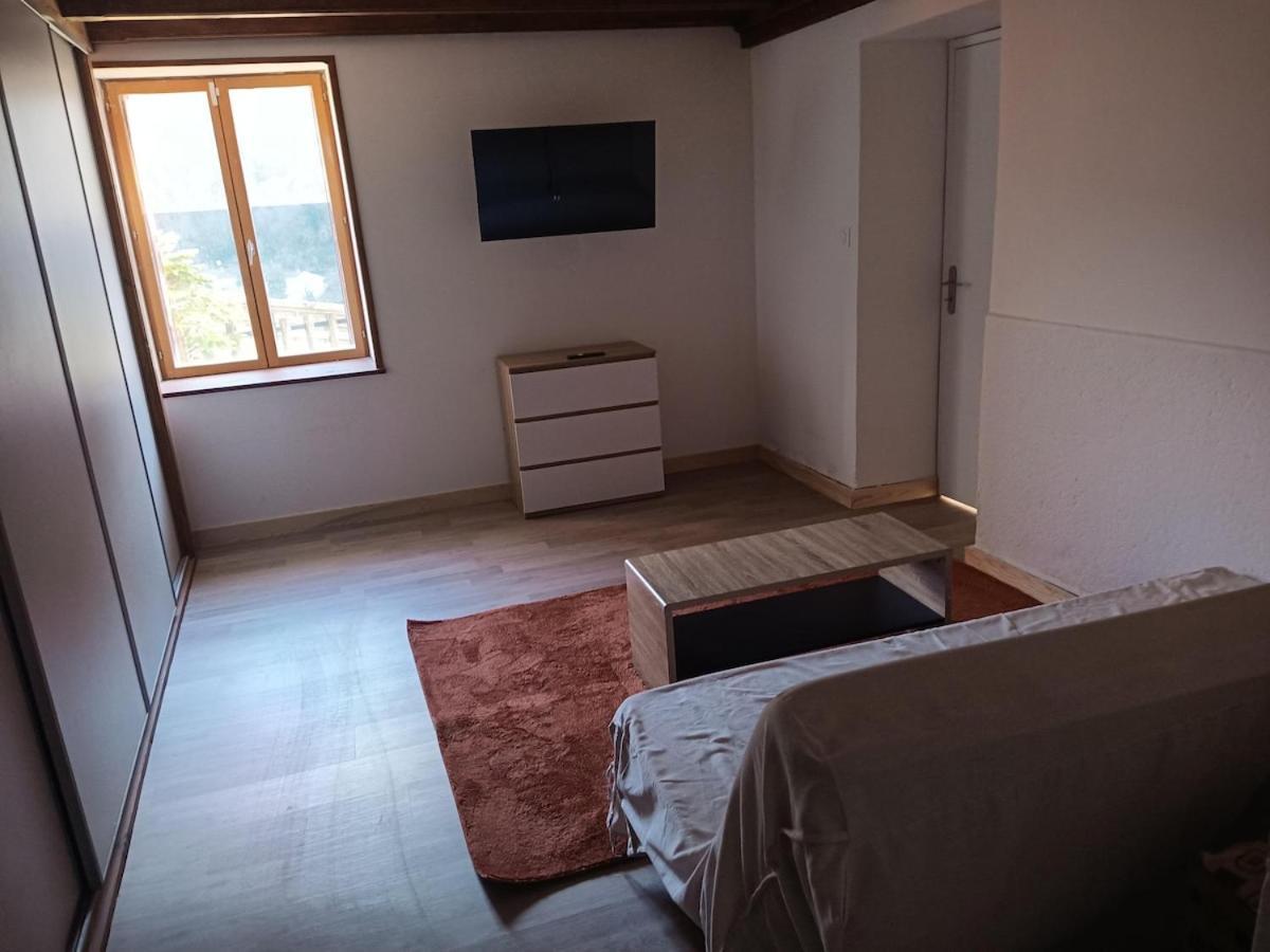 Laura Happy Guest House Tenay Bagian luar foto